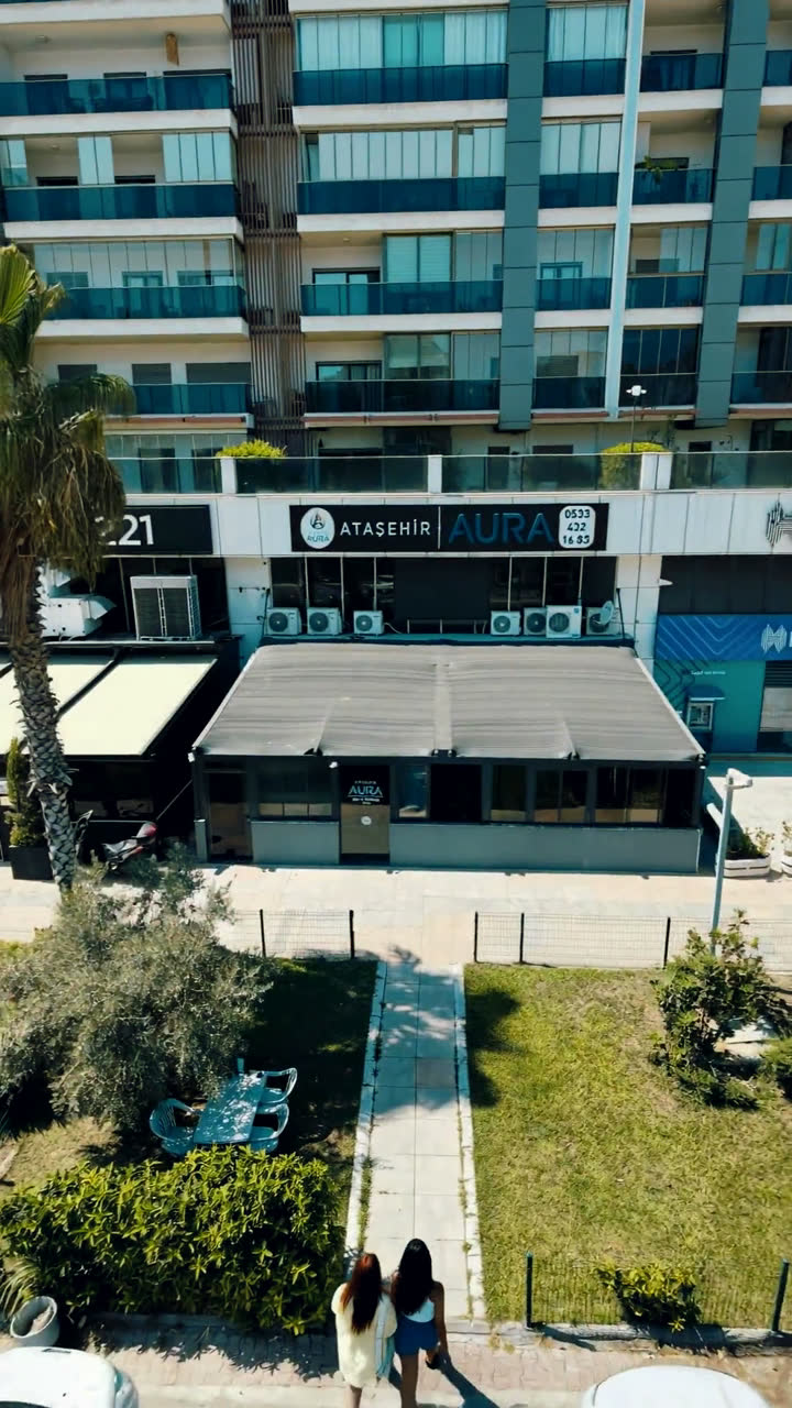 Ataşehir Aura Spa & Wellness — bina cephesi ve otopark, havadan
